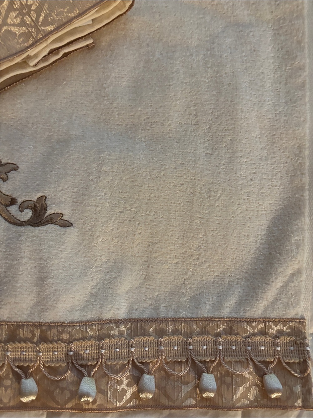 NEW Avanti Cream/Gold Bath Towel Set with Gold Embroidery - Picture 4 of 5